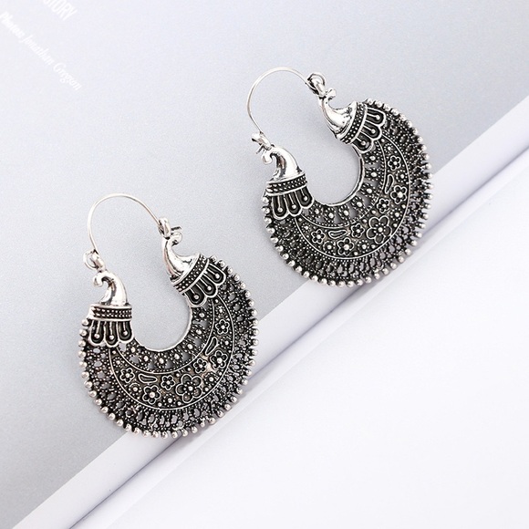 2/$20!  Antiqued Silver Flower Boho Earrings - Picture 4 of 8